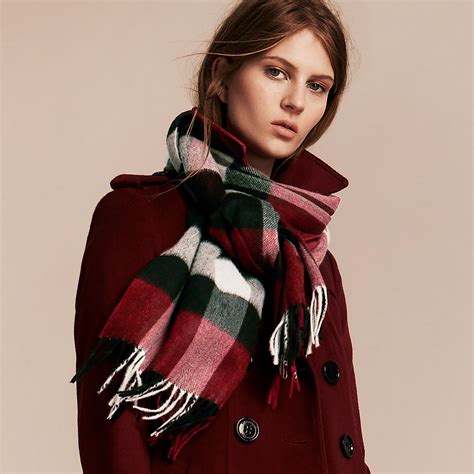 combination red coat with burberry scarf|Burberry scarf.